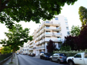 ROCHAMBEAU - Moderne - Face aux Thermes - Parking -